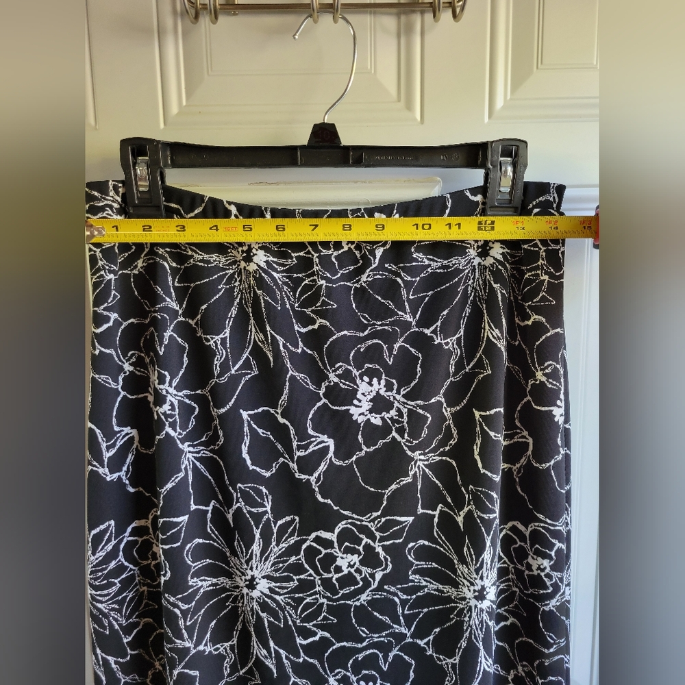 Van Heusen women size small black and white floral midi - Picture 4 of 9